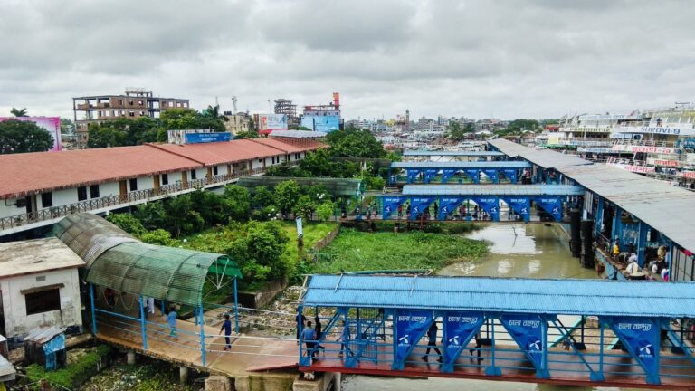 বরিশাল যুবদল নেতার প্রভাব বিস্তার করে নগরীর নৌ-বন্দর থেকে জেলার হিজলার একটি লঞ্চঘাটের ইজারার শিডিউল ছিনতাইয়ের ঘটনা ঘটেছে।