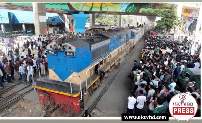 বিশ্ববিদ্যালয় করার দাবিতে ফের সড়কে অবস্থান ও রেলপথ অবরোধ করেছে|