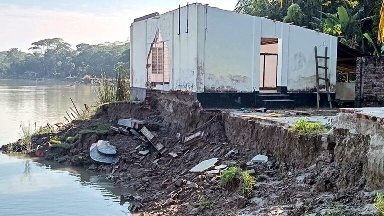 নয়াভাঙনীর ভাঙনে বিলুপ্তের পথে শতবর্ষী মাজার