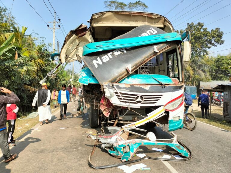 বাস ও ট্রাকের সংঘর্ষে একজন নিহত : ১০ জন আহত
