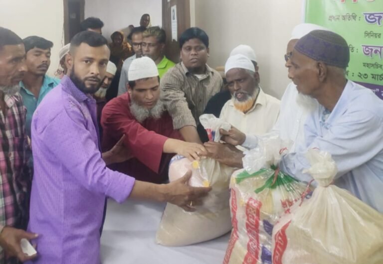 বরিশালে দৃষ্টি প্রতিবন্ধীদের মাঝে ঈদ উপহার বিতরণ